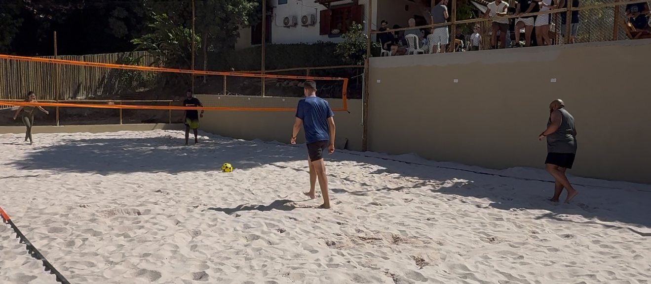 Jogo de futevôlei na quadra de areia da DG Tennis Sports