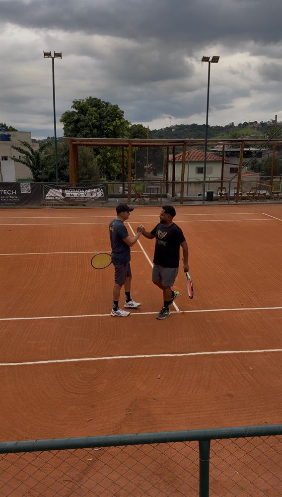 Jogadores se cumprimentando após a partida na DG Tennis Sports