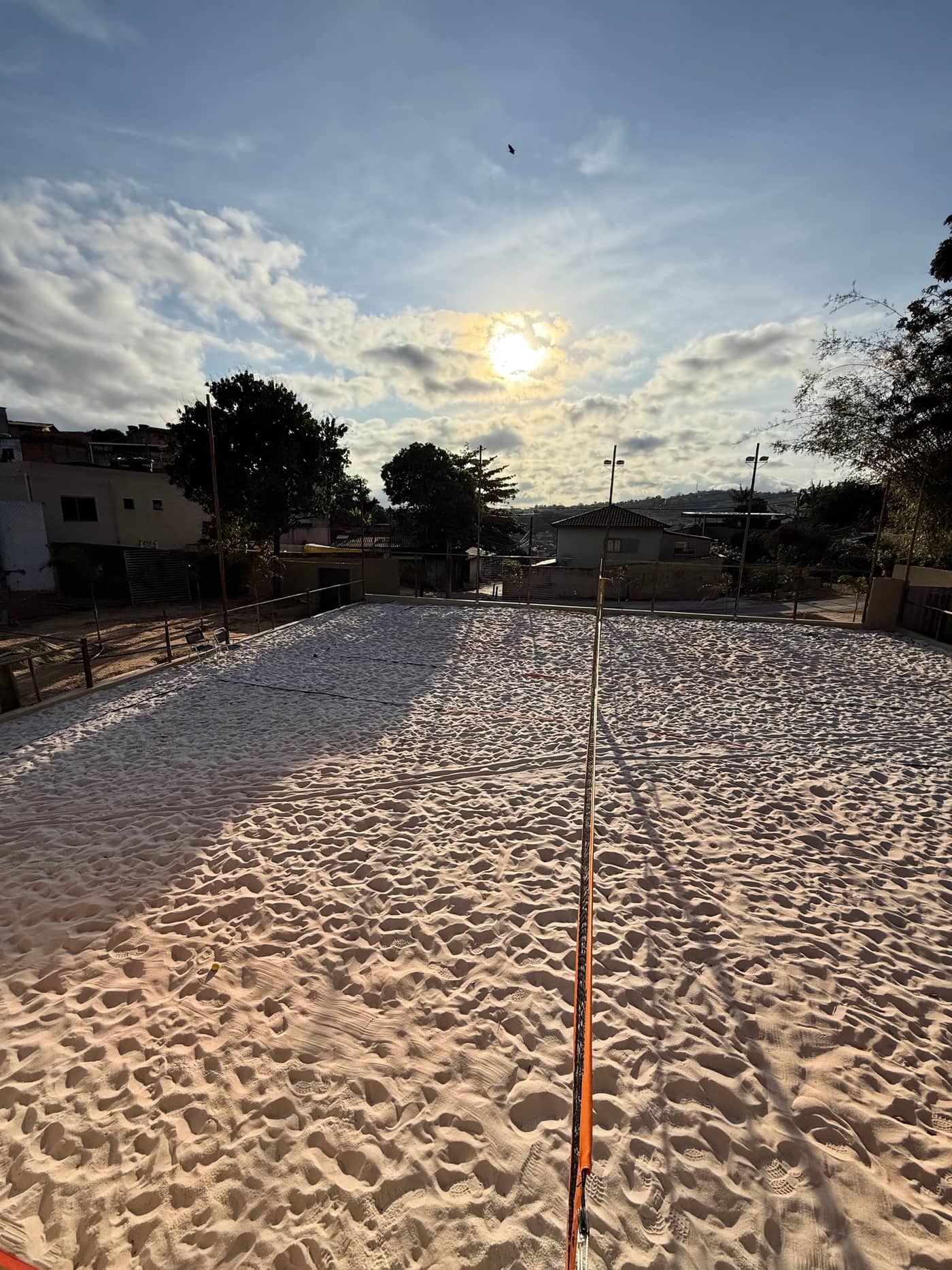 Quadra de areia da DG Tennis Sports ao pôr do sol